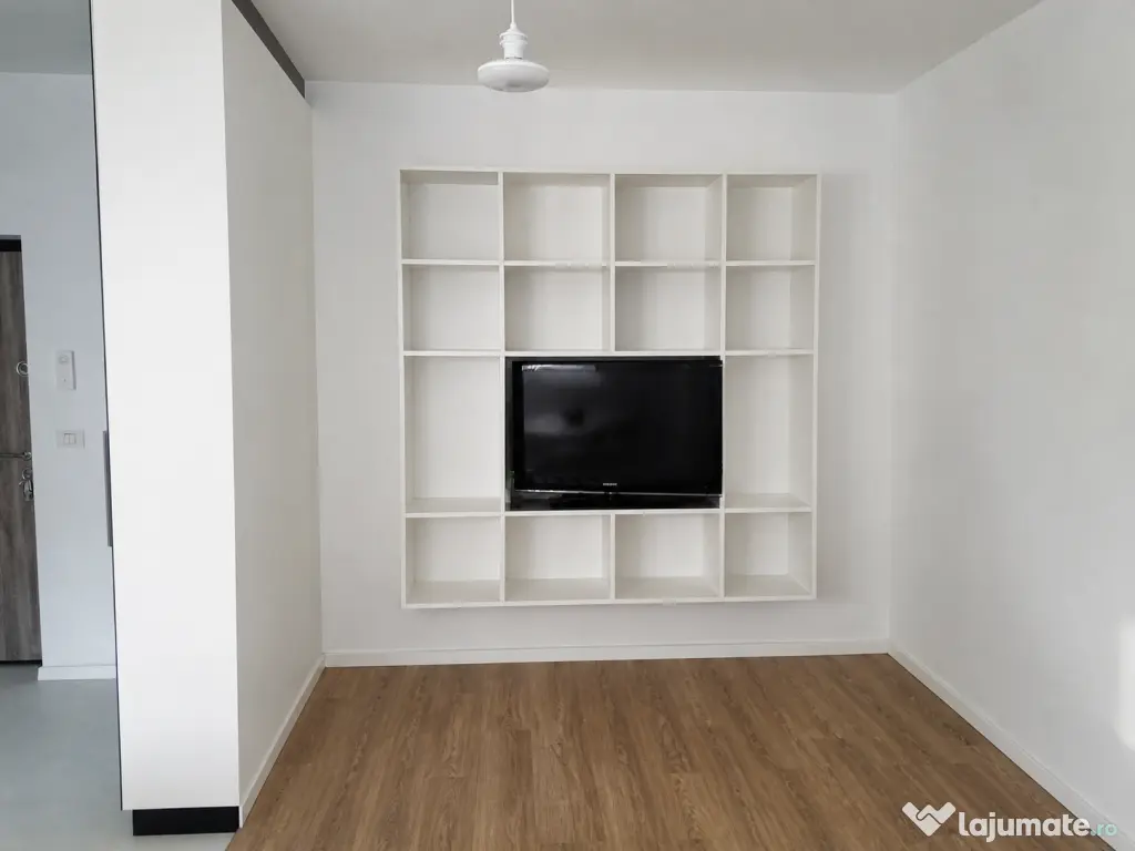 Bibliotecă albă suspendată, spațiu TV, spate PAL – 185 × 185 cm