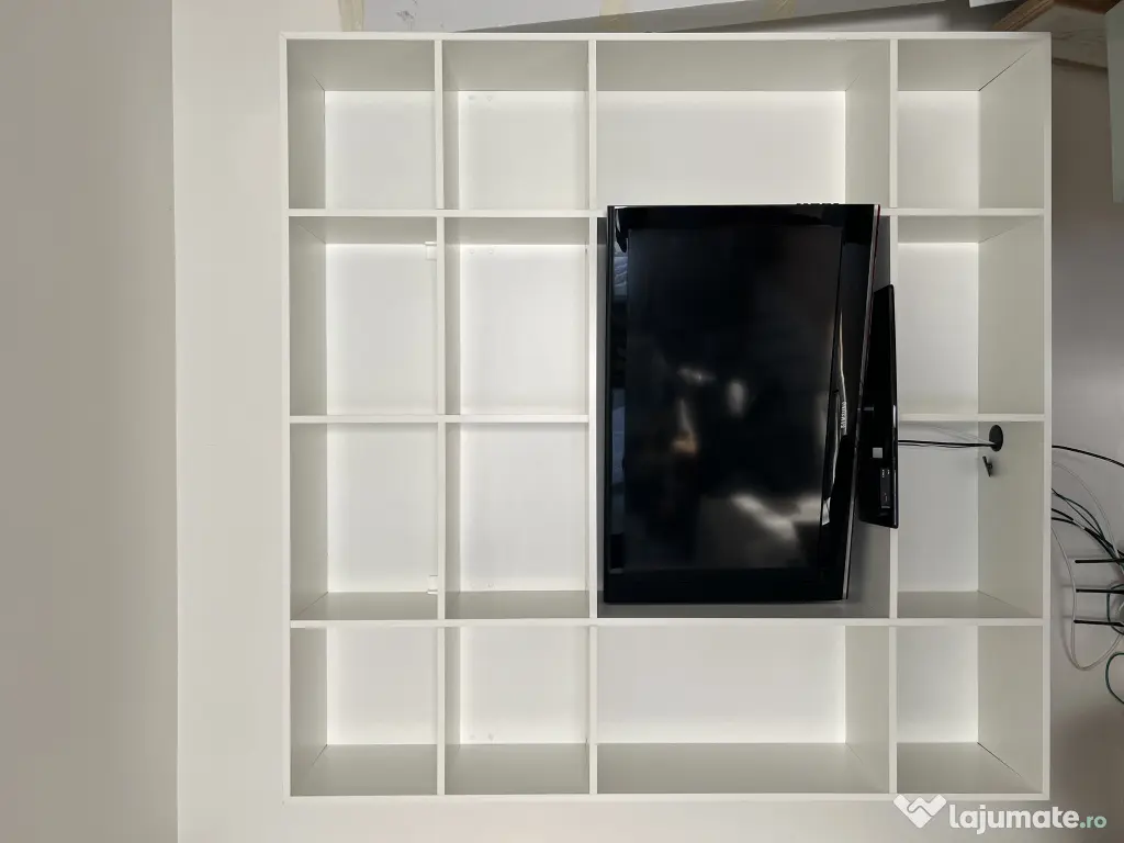 Bibliotecă albă suspendată, spațiu TV, spate PAL – 185 × 185 cm