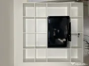 Bibliotecă albă suspendată, spațiu TV, spate PAL – 185 × 185 cm