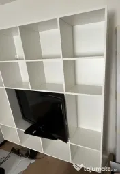 Bibliotecă albă suspendată, spațiu TV, spate PAL – 185 × 185 cm