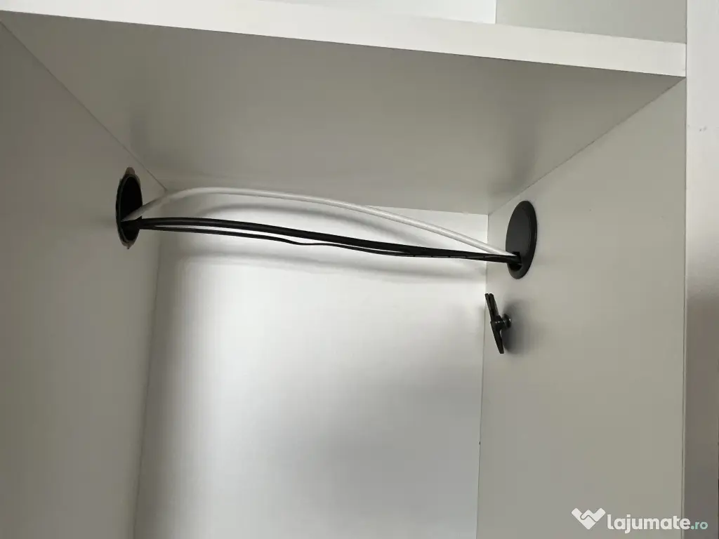 Bibliotecă albă suspendată, spațiu TV, spate PAL – 185 × 185 cm