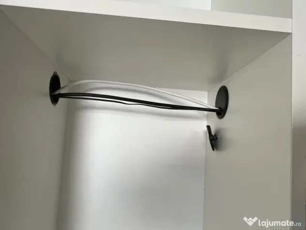 Bibliotecă albă suspendată, spațiu TV, spate PAL – 185 × 185 cm