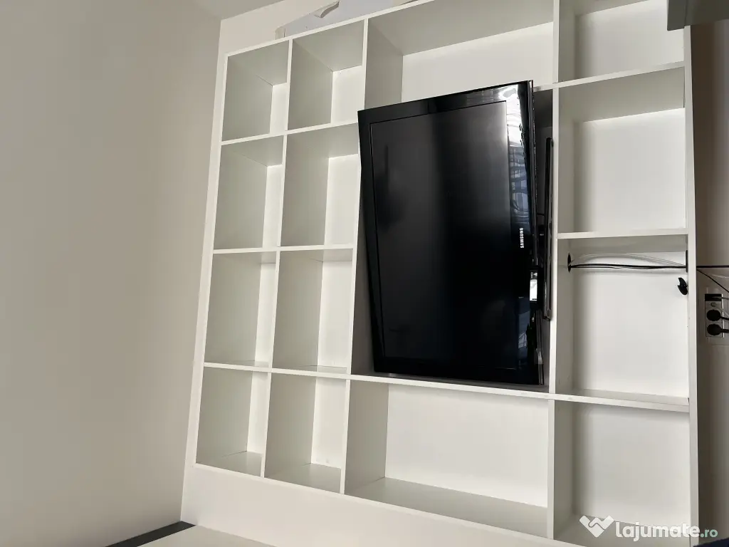 Bibliotecă albă suspendată, spațiu TV, spate PAL – 185 × 185 cm