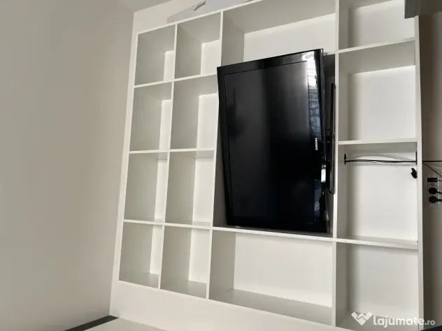 Bibliotecă albă suspendată, spațiu TV, spate PAL – 185 × 185 cm