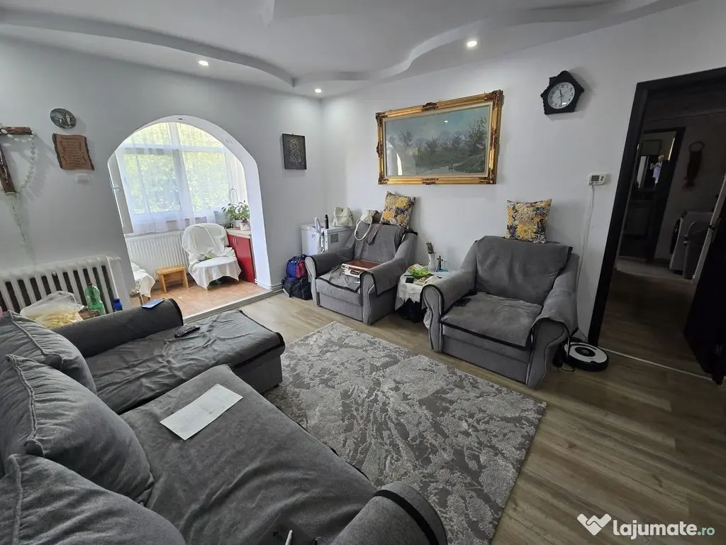 Apartament 3 camere renovat și mobilat – zona Dacia