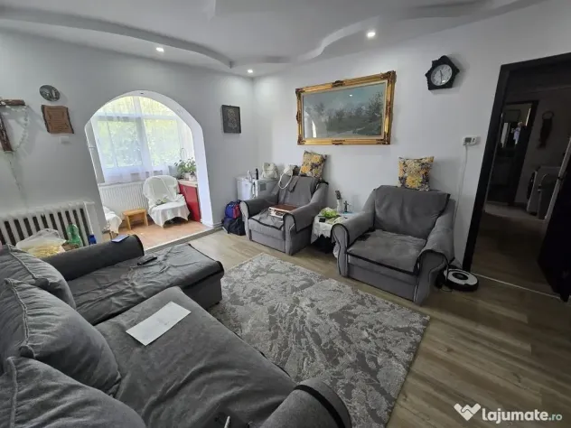 Apartament 3 camere renovat și mobilat – zona Dacia
