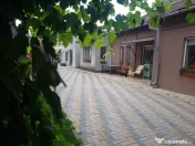 Casa 4 camere ,100 MP + Spatiu Comercial 100 MP, Zona Intre 