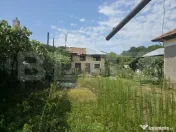 Teren 1.595 mp cu acces la DS 379 + construcții existente ? 