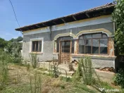 Teren 1.595 mp cu acces la DS 379 + construcții existente ? 