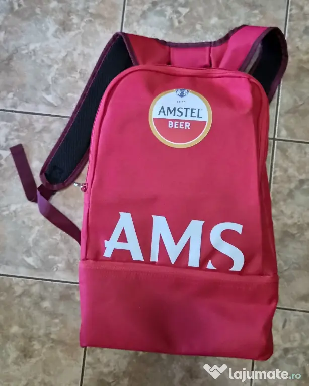 Rucsac roșu, inscripționat Amstel.
