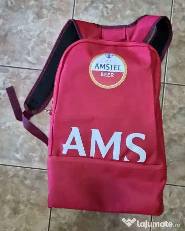 Rucsac roșu, inscripționat Amstel.