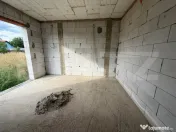 Casă la Roșu pe Dealul Furcilor – 3 Dormitoare, Subsol, 