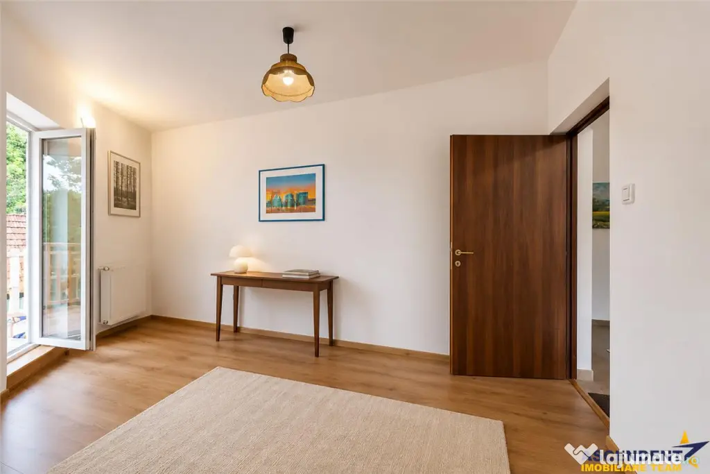 Vila traditionala, cu domeniu de 5.025 mp, pe aripa Cetatii - Brasov (Brasov)