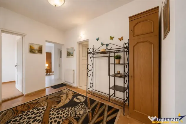 Vila traditionala, cu domeniu de 5.025 mp, pe aripa Cetatii - Brasov (Brasov)