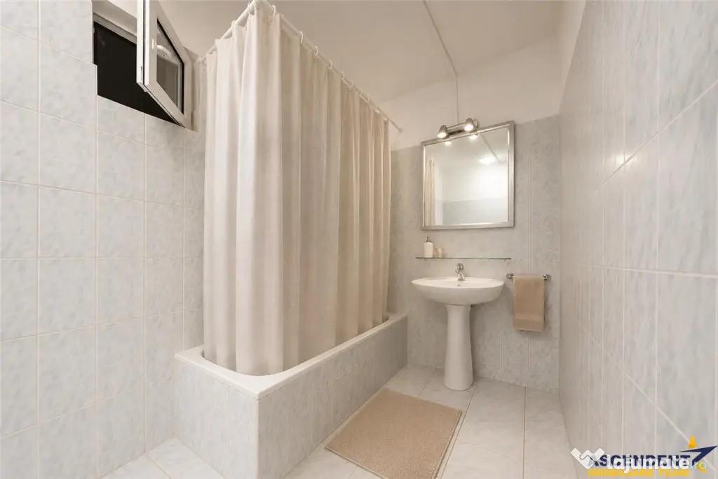 Vila traditionala, cu domeniu de 5.025 mp, pe aripa Cetatii - Brasov (Brasov)