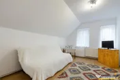 Vila traditionala, cu domeniu de 5.025 mp, pe aripa Cetatii