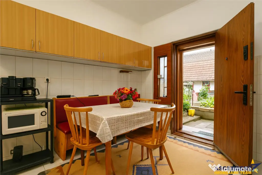 Vila traditionala, cu domeniu de 5.025 mp, pe aripa Cetatii - Brasov (Brasov)