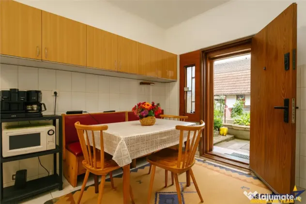 Vila traditionala, cu domeniu de 5.025 mp, pe aripa Cetatii - Brasov (Brasov)