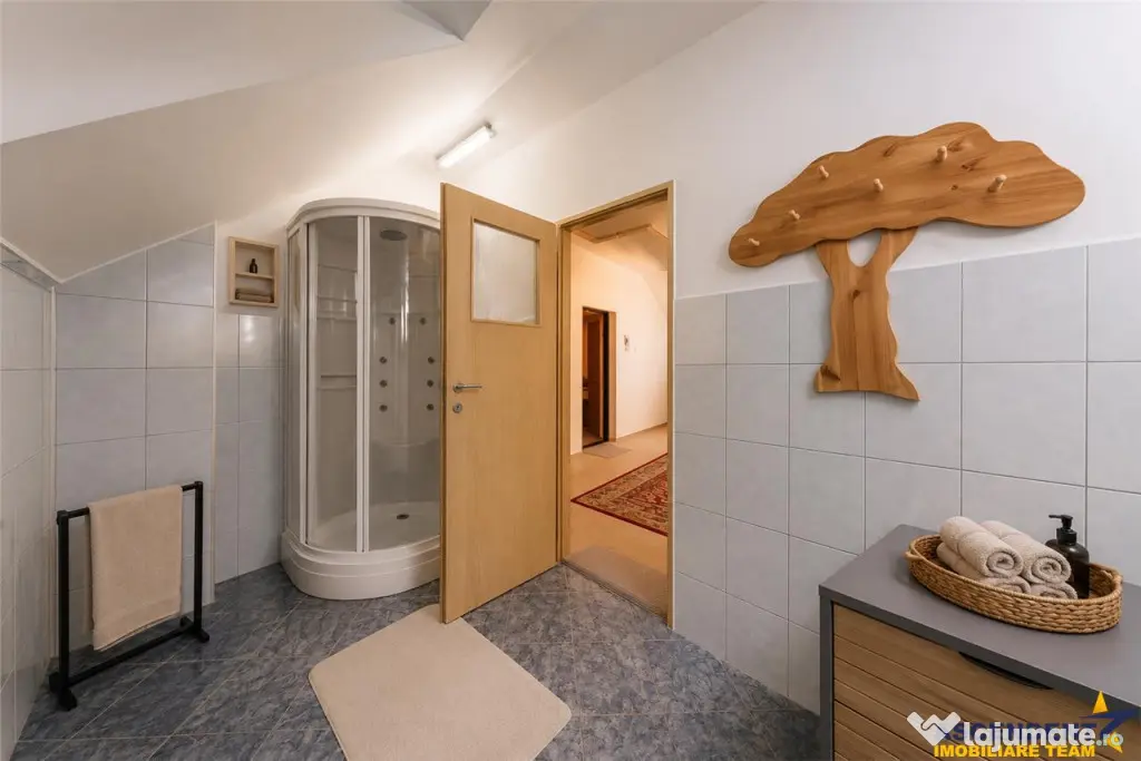 Vila traditionala, cu domeniu de 5.025 mp, pe aripa Cetatii - Brasov (Brasov)