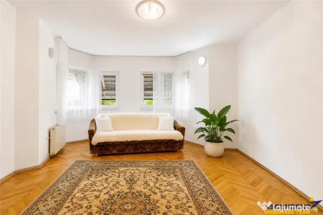 Vila traditionala, cu domeniu de 5.025 mp, pe aripa Cetatii - Brasov (Brasov)