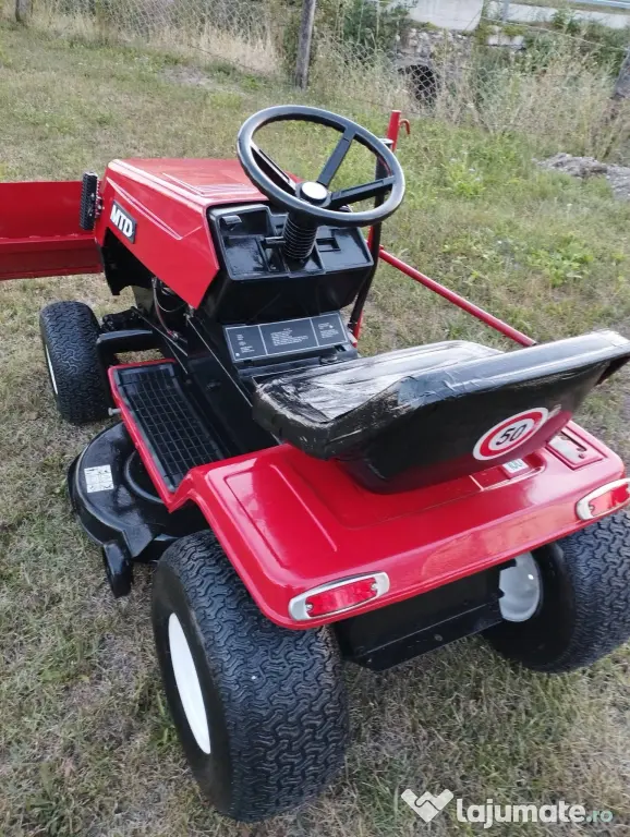 Tractoras taiat iarba , cu lama de zapada