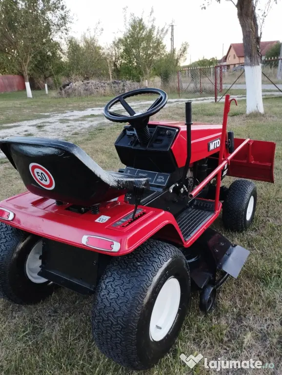 Tractoras taiat iarba , cu lama de zapada