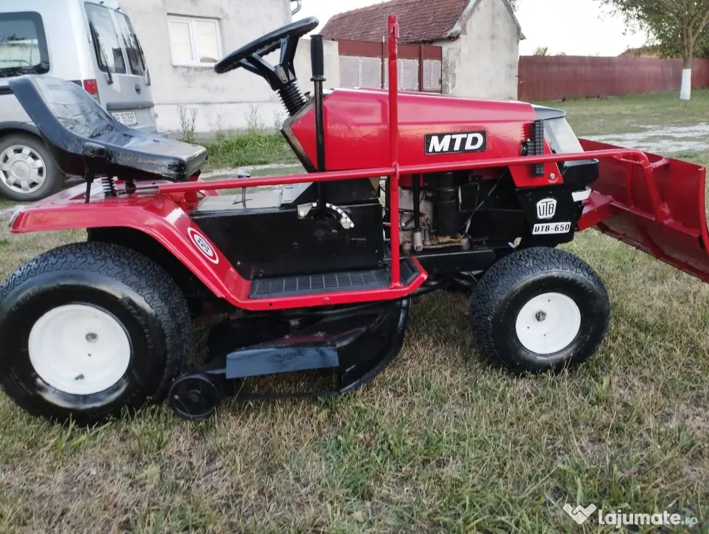 Tractoras taiat iarba , cu lama de zapada