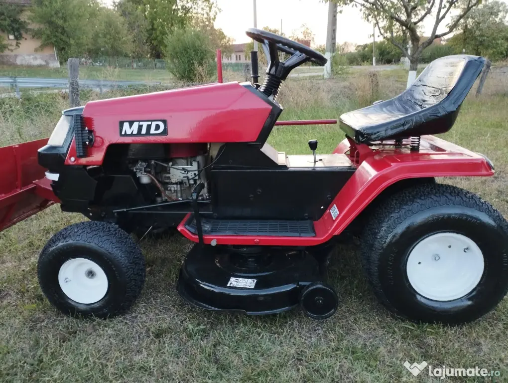 Tractoras taiat iarba , cu lama de zapada