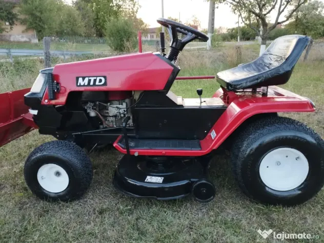 Tractoras taiat iarba , cu lama de zapada