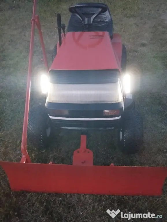 Tractoras taiat iarba , cu lama de zapada