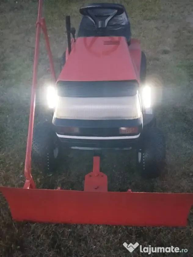 Tractoras taiat iarba , cu lama de zapada