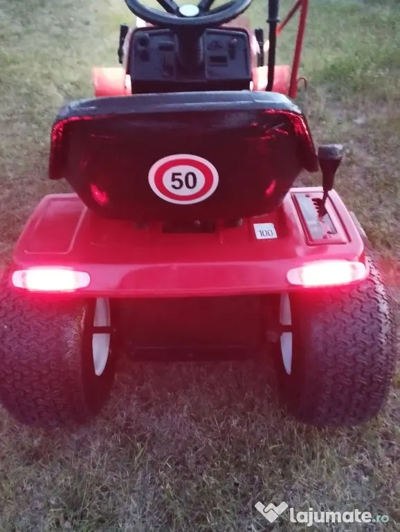 Tractoras taiat iarba , cu lama de zapada