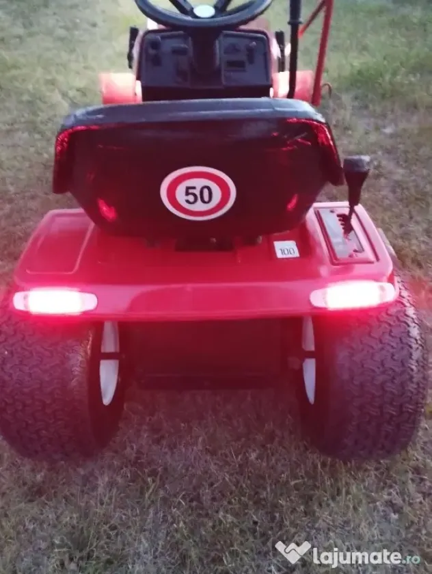Tractoras taiat iarba , cu lama de zapada