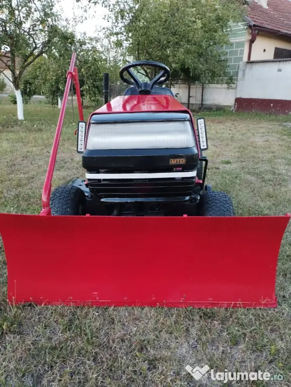 Tractoras taiat iarba , cu lama de zapada