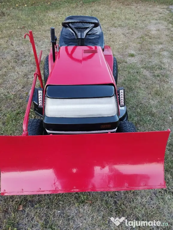 Tractoras taiat iarba , cu lama de zapada