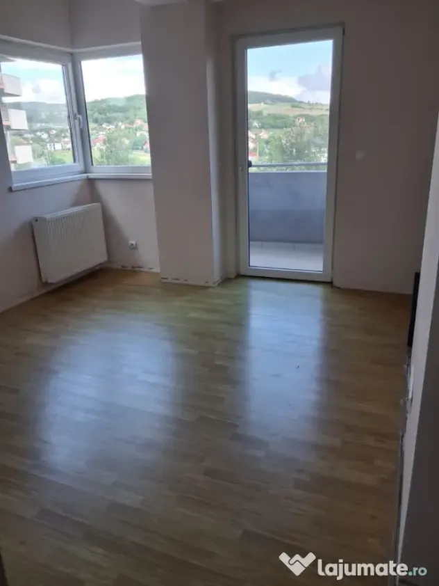 Vand apartament 3 camere zona Kaufland.
