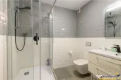 Apartament cu trei unitati locative, baie si bucatarie fieca