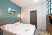 Apartament cu trei unitati locative, baie si bucatarie fieca