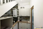 Apartament cu trei unitati locative, baie si bucatarie fieca