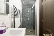 Apartament cu trei unitati locative, baie si bucatarie fieca