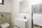 Apartament cu trei unitati locative, baie si bucatarie fieca