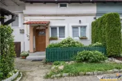 Apartament cu trei unitati locative, baie si bucatarie fieca