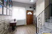 Apartament cu trei unitati locative, baie si bucatarie fieca