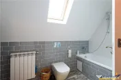 Apartament cu trei unitati locative, baie si bucatarie fieca