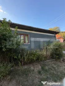 Casă de vânzare cu teren-ideală pentru o familie într-o