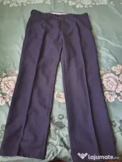 Vand doua perechi de pantaloni eleganți de bărbați pentru costum mărimile 48 și 50 in stare buna preț 120 de lei cu predare personala nu insistați că nu trimit prin curier 