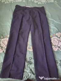 Vand doua perechi de pantaloni eleganți de bărbați pentru costum mărimile 48 și 50 in stare buna preț 120 de lei cu predare personala nu insistați că nu trimit prin curier