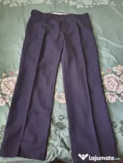 Vand doua perechi de pantaloni eleganți de bărbați pentru costum mărimile 48 și 50 in stare buna preț 120 de lei cu predare personala nu insistați că nu trimit prin curier 