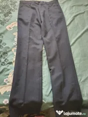 Vand doua perechi de pantaloni eleganți de bărbați pentru costum mărimile 48 și 50 in stare buna preț 120 de lei cu predare personala nu insistați că nu trimit prin curier 