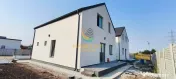 Casă individuală cu 4 camere, 3 băi și încălzire în pardoseală 
